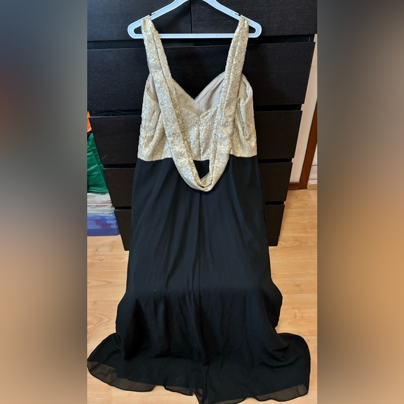 Long Sweetheart Neckline Sequin & Poly Chiffon Dress - Picture 3 of 14